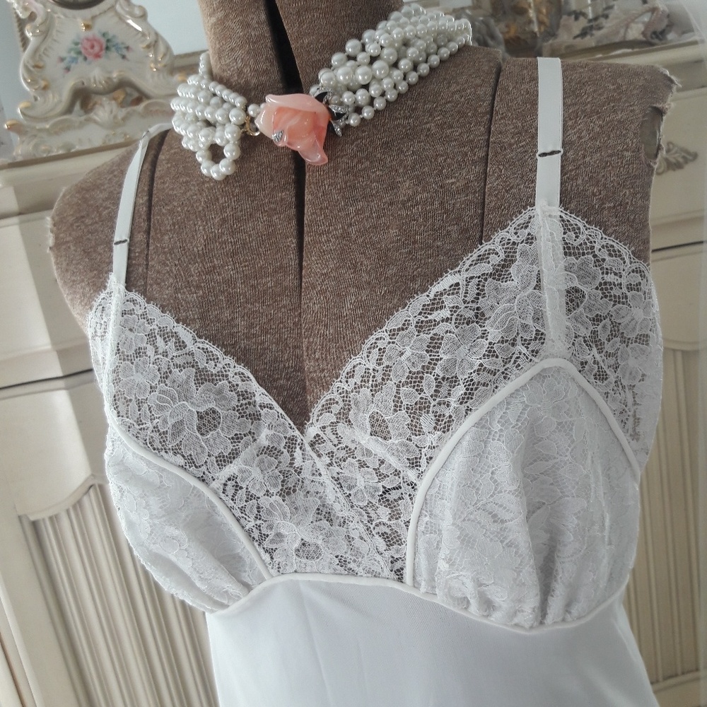 VINTAGE "MOJUD" CRISP WHITE NYLON SLIP W/ LACE! 34